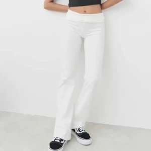 Yogapants - Säljer fold over yogapants från ginatricot Young. Stl 146-152 skulle motsvara en xs som är Max 160 cm lång💞Helt slutsålda