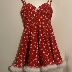Hello Kitty klänning - Röd Hello Kitty klänning ifrån märket Ouchhh.  Väldigt stretchig, storlek S men passar även M.  Aldrig använd. 