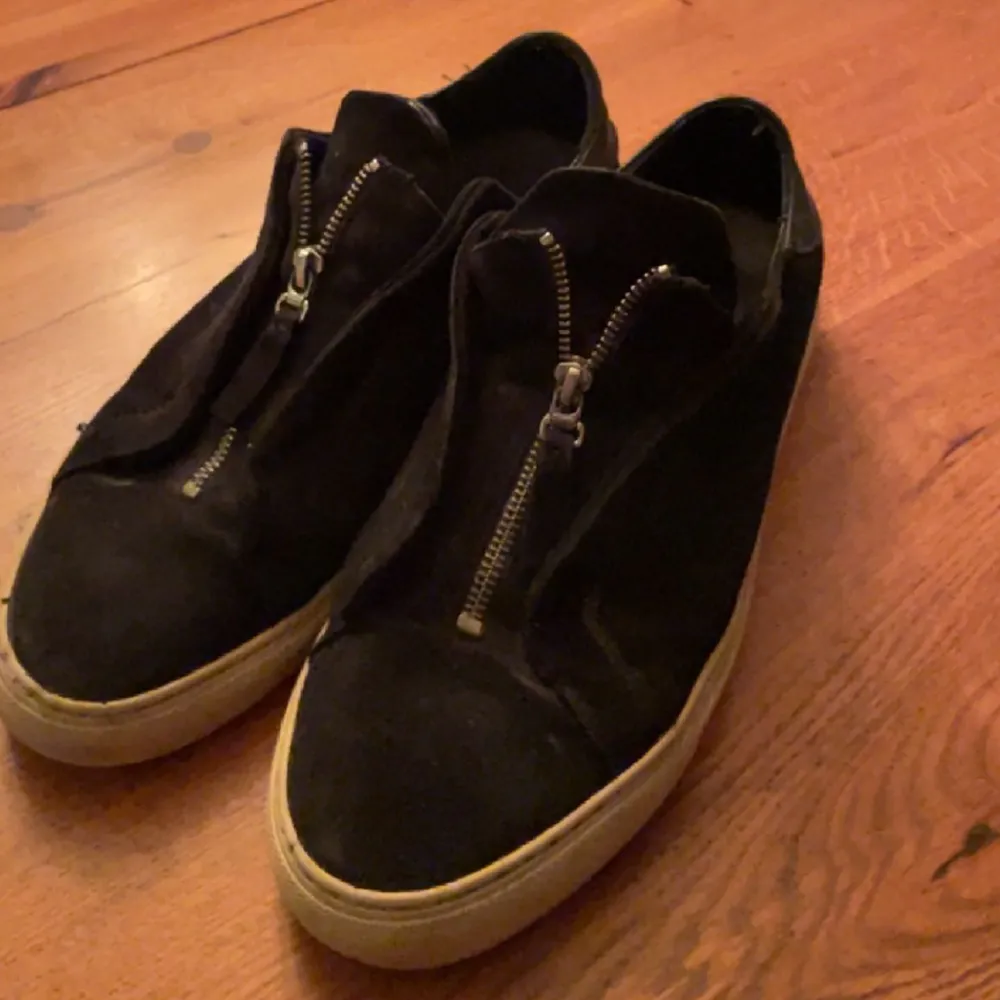 Säljer mina arigato skor i strl 42/43 Skorna är något använda men har mest leget och skräpat i skohyllan . Skor.
