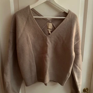 Ulltröja H&M - Ull. Storlek S. Knappt använd men ull nopprar lätt...