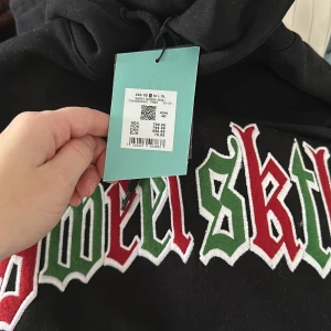 Hoodie - Helt oanvänd, säljer pga den inte passa mig, unisex tröja skulle ja tro, nypris 799, oversized