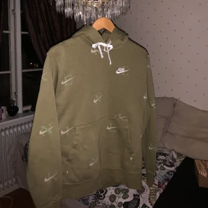 Nike hoodie - Grön Nike hoodie i storlek S
