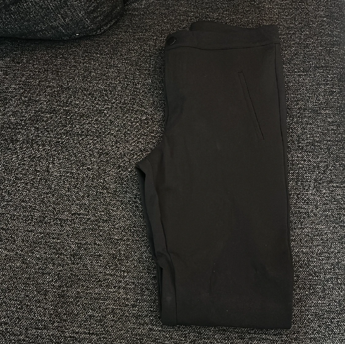 Svart stretch byxa från hm. Den är nästa som ny och fin kvalite. Storlek L 