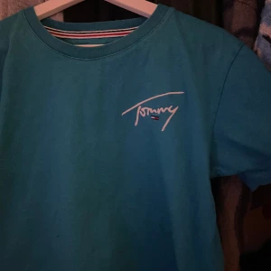T-shirt från Tommy Hilfiger💙 - Skit cool t shirt från Tommy Hilfiger i en as fin färg!💙