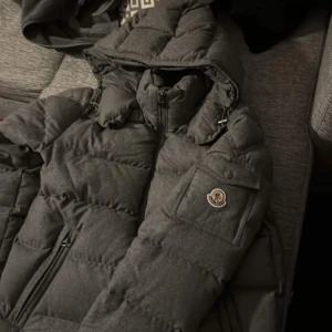 Moncler montegreve - Moncler montegreve, kvitto tags finns. Fin jacka i bra skick förutom litet hål ( visas på bild 3)  Bud från 6900kr Bin 8500kr  Size 4/L