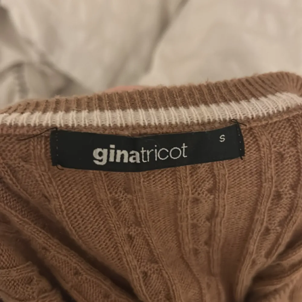 En jättefin tröja från Gina, används inte längre men i bra skick🥰tryck gärna på köp nu🤍. Tröjor & Koftor.