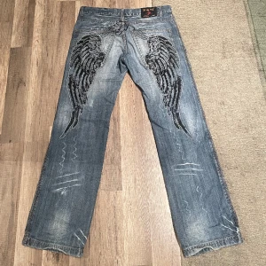 Y2K Jeans - Y2K jeans med coolt mönster på baksidan! - Stl Ca 32/32 - Tar bud från 450kr