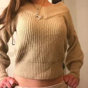 Beige stickad tröja från Gina Tricot 🤍 - Nu säljer jag denna beiga stickade tröja från Gina Tricot i storlek XS. 