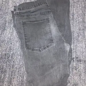 Säljer mina feta Cheap Monday Jeans. Storlek 34/34 men passar mindre. Jeansen är i toppskick och jag säljer dem för endast 99 spänn!