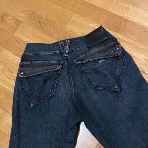 Low waisted straight leg jeans från miss sixty i storlek 29. Köpta secondhand på zalando men har nästan aldrig använt.