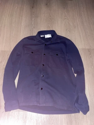 Overshirt  - Säljer en mörkblå Overshirt från Selceted Homme bra skick använd några ggr 8/10 skick!   Hör av dig om du har några frågor eller funderingar!