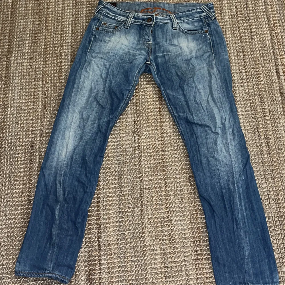 Säljer dessa evisu jeans pga att de är för korta för mig. Skriv om du har några frågor eller vill se hur de ser ut på💓😊 Skriv gärna innan du köper!:). Jeans & Byxor.