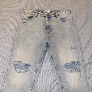 Ljusblå bershka jeans - Bershka loose. Använda 1-2 gånger, en mycket liten fläck på baksidan men inte något som syns när man har på sig byxorna. Orginalpris - 359kr. Fler bilder kan skickas