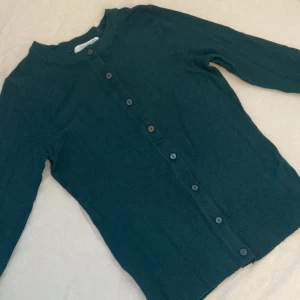 Kofta - Grön kofta i storlek xxs men passar även för någon som har storlek s💞koftan är i bra skick och har aldrig användas