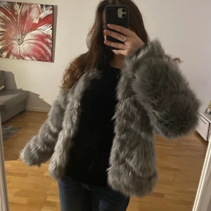 Pälsjacka - Jättefin jacka i fuskpäls!! ❤️den är i storlek 170 så skulle tro att den passar någon som är ca 165-167 och har strl S!! 