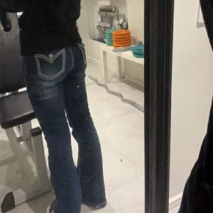  Bootcut jeans med fickor där bak 💕 skriv om ni vill ha fler bilder 💕