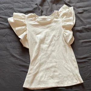 Fin tröja❤️ - Vet inte vart den kommer ifrån men den är väldigt fin och inte jätte genomskinlig❤️🫶🏻  