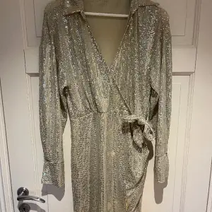 Glitter klänning från Gina, är en skön glitter klänning från många andra. Har dock skavts bort glitter på framsidan där av priset.   (se bild 2 )