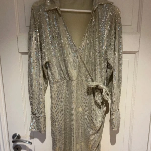 Glitter klänning  - Glitter klänning från Gina, är en skön glitter klänning från många andra. Har dock skavts bort glitter på framsidan där av priset.   (se bild 2 )