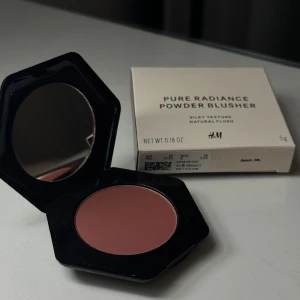 Blush - Oanvänd blush från h&m, nypris 99kr 💞 Förpackningen är endast öppnad för att visa färgen 😊