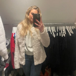 Pälsjacka  - Jätte fin vit päls jacka, fint skick. Säljer då den tyvärr inte kommer till användning. Silkes tyg inuti, tveka inte att höra av dig om du har några frågor❤️