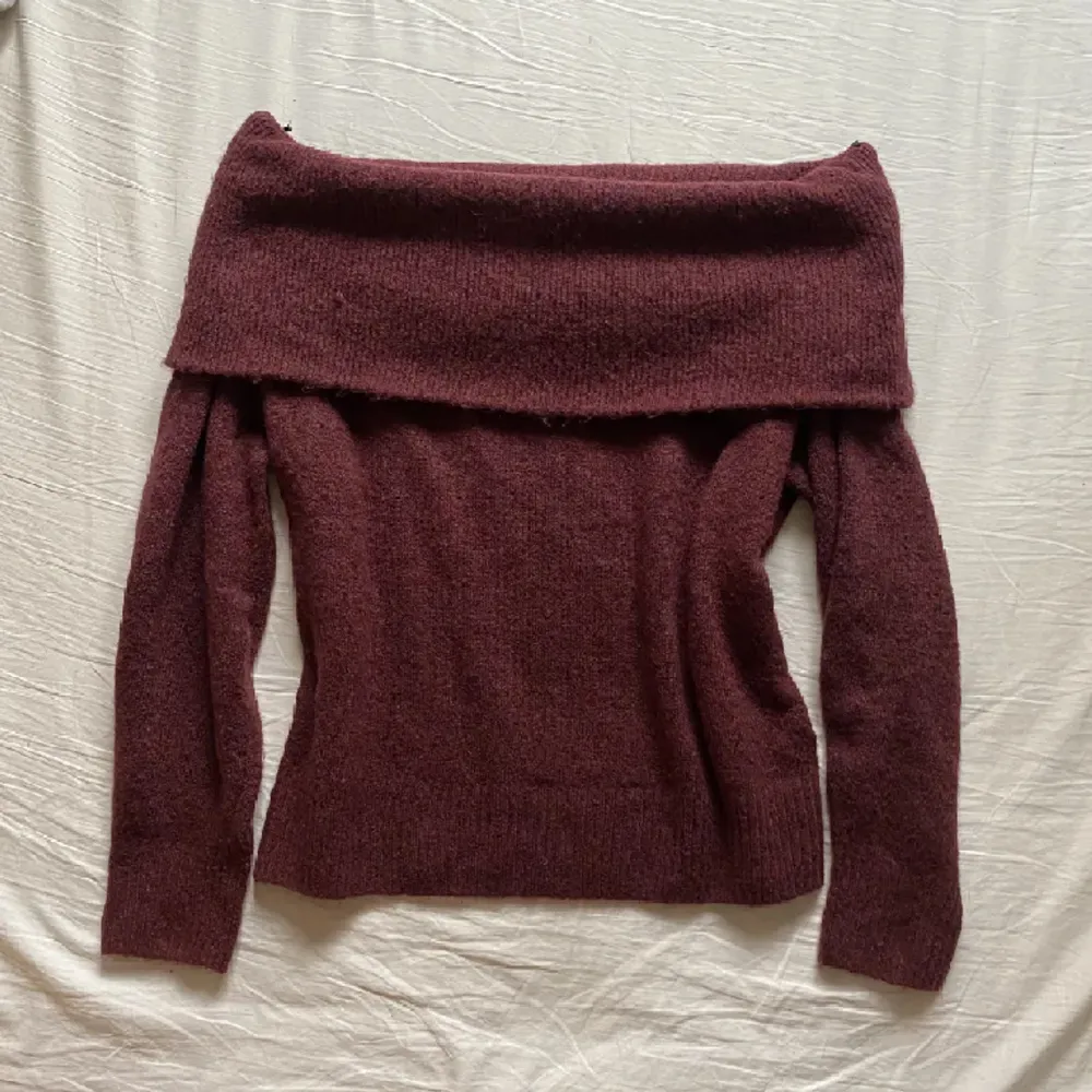 Säljer denna trendiga offshoulder tröja! Så mysig och fin färg, har ett hål vid kragen men det är inget man tänker på💕I storlek S/M. Tröjor & Koftor.