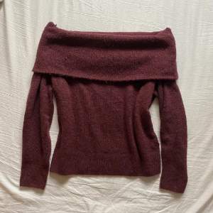 Säljer denna trendiga offshoulder tröja! Så mysig och fin färg, har ett hål vid kragen men det är inget man tänker på💕I storlek S/M