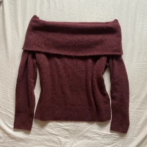 Offshoulder tröja - Säljer denna trendiga offshoulder tröja! Så mysig och fin färg, har ett hål vid kragen men det är inget man tänker på💕I storlek S/M
