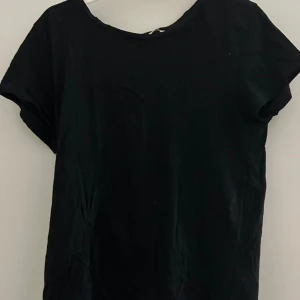 Vanlig svart t-shirt - Bra kvalite knappt använd 