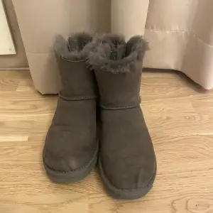 säljer mina jättefina grå uggs då dom inte kommer till användning. Han nästan aldrig använt dom ute. Inga defekter❤️ kan diskutera pris. orginalpris 2699kr❤️