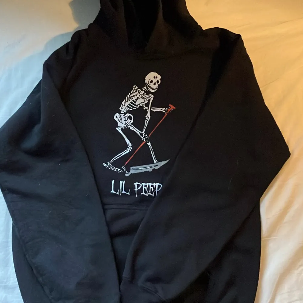 Lil Peep hoodie, den har snygg passform och är bekväm. Säljs då jag inte längre lyssnar på lil peep 😅, därav kommer den inte till användning. Köpte den från plick, ganska knoprig. Trycket är fortfarande helt. . Hoodies.