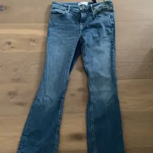 Low waisted bootcut jeans köpta på zara. Använda 1 gång. Små i storleken motsvarar en 34/36