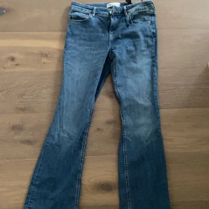 Low waisted bootcut jeans använda 1 gång - Low waisted bootcut jeans köpta på zara. Använda 1 gång. Små i storleken motsvarar en 34/36