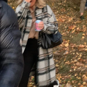 Rutig kappa - Rutig kappa som går en bit nedanför knäna på mig (är 165cm) 🎄