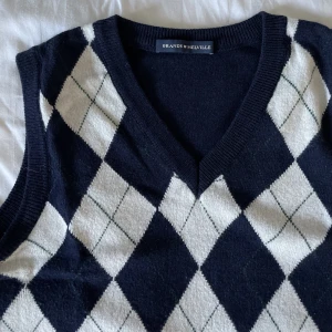 Brandy Melville argyle rutig väst - En så fin stickad väst från Brandy Melville, i fint skick! Säljer då den inte kommer tillräckligt till användning ☹️ Så fin över en skjorta t.ex! 😍