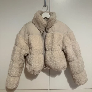 Teddyjacka - Bra i storleken, passar mycket bra för dom som har storleken s