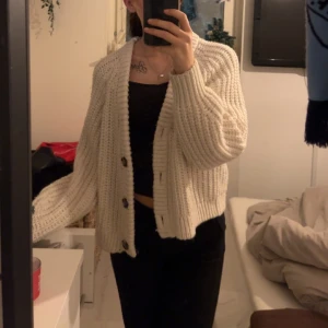 Kofta - Jättefin och mysig kofta från h&m. Strl M men passar allt från XS-M beror på hur man vill att den ska sitta ( jag är vanligtvis en XS ). 175kr+frakt 