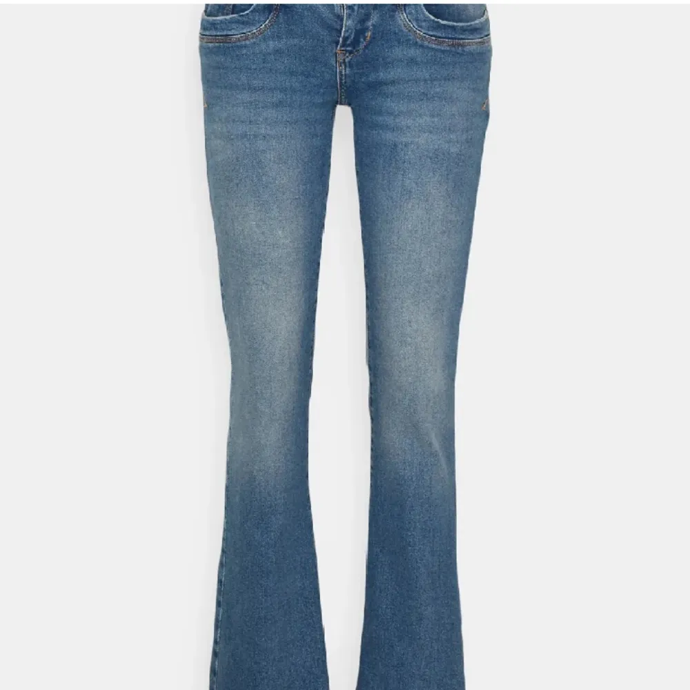 Intressekoll på mina ltb jeans i storlek 24 midjan och 30 längd! De är storlek 24 i midjan men är mer som en 25. Säljer endast vis bra bud❤. Jeans & Byxor.