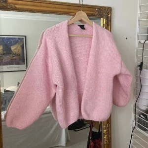 Rosa stickad tröja💗 - Så fin rosa stickad kofta från Lindex! Knappt använd så i jättebra skick!💗