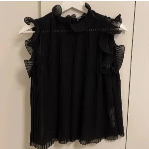 Plisserad tröja med volanger  - Jättefin men får ingen användning. Säljs inte längre. Skriv för fler bilder! 