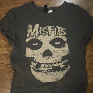 Crop top - Crop top från HM med misfits på