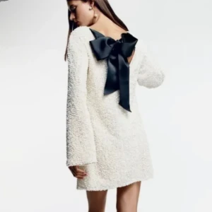 Klänning med rosett - Kollar intresset på den populära glitterklänning med rosett på ryggen. 