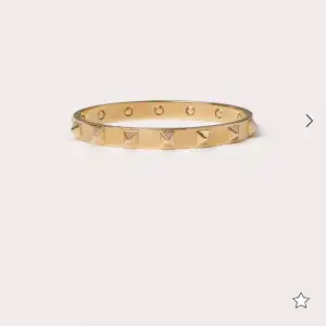 Superfint valentino armband i guld, köpt för 5500 kr och använd 3 gånger🥰 Säljs pågrund av att jag föredrar silversmycken över guldsmycken❤️ Hör av er vid frågor  Obs fråga inte om mer bilder om ni inte är intresserade för köp❤️