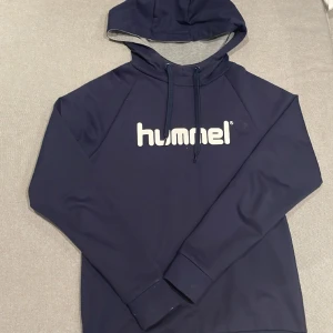 Hummel Hoodie  - Mörkblå hummel hoodie Knappt använd  Pris kan diskuteras 