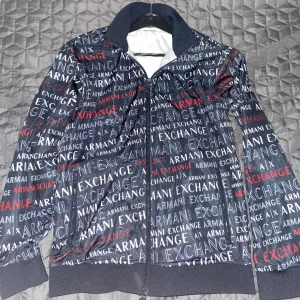 Armani kofta  - Armani kofta, finns inte att köpa längre, Nypris 1500kr, använt ett fåtal gånger. Helt nytt skick i storlek Medium men passar även small, pris kan diskuteras vid snabb affär