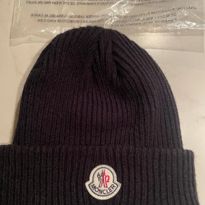 Moncler Mössa - En helt oanvänd Moncler Mössa.  Påse ingår