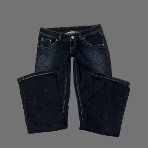 Y2K LÅGMIDJADE BOOTCUT JEANS - Så fina lågmidjade y2k bootcut jeans!😍 midjemåttet 41cm innerbenslängd: 78cm PS: KOLLA IGENOM MITT KONTO NI KOMMER HITTA MÅNGA Y2K OCH VINTAGE PLAGG!