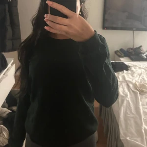 Tjockare tröja - En lite tjockare tröja med en liten öppning i ryggen, svart/blå färg. sorlek S/M