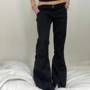 Säljer dessa så coola jeansen med slit från M.i.t Jeans!!