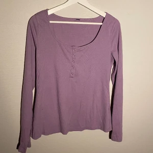 Lila tröja  - En lila,söt tröja med knappar. Knappt använd. Storlek 44